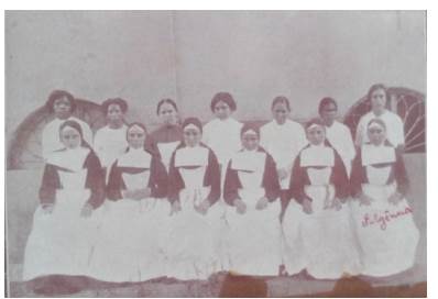 Série 1. Fotografias. Tipo: 1.2. irmãs da Congregação da Imaculada Conceição sentadas à frente e, ao fundo, em pé, as amas de leite