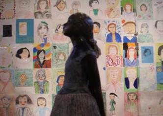 En las salas del Museo Artequín de Santiago de Chile, las obras de arte dialogan con los dibujos infantiles que representan a las maestras