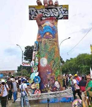 Monumento a la Resistencia, la mano del dios de la batalla Maya construida con nombres y rostros de ciudadanos asesinados por la policía y el Esmad, empuña la palabra "RESISTE" https://colombia.as.com/colombia/2021/06/15/actualidad/1623778827_057371.html
					